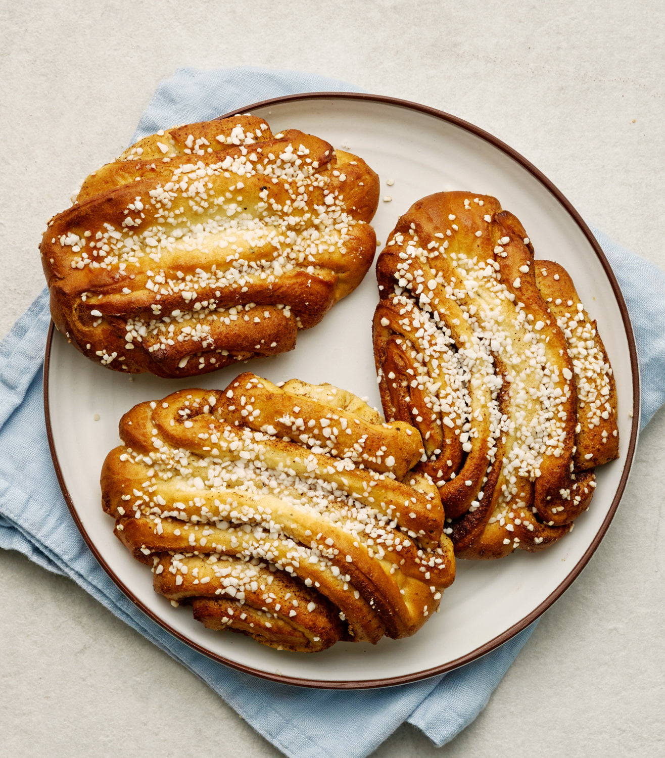 Örfilar – klassiska finska kanelbullar (Korvapuusti) handbakade med kardemumma och kanel.
