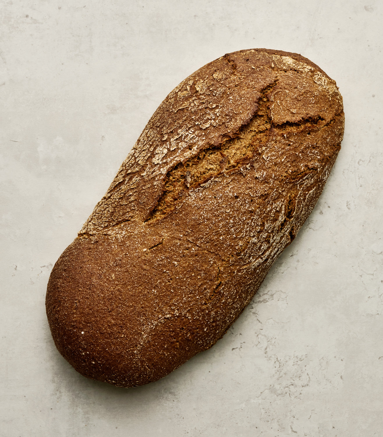 Oskivad efterugnslimpa bakad på 100 % rågmjöl och surdeg, finskt rågbröd.