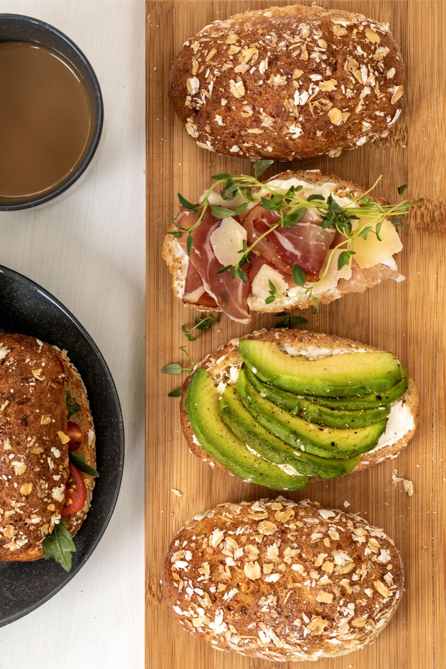 Halverad glutenfri havrefralla med avokado och kaffekopp i bakgrunden
