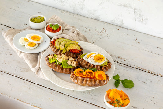 Rispiroger serverade med fyra olika toppings på dukat bord