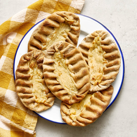 Handbakade karelska piroger med potatisfyllning och tunt rågskal från Finska Hembageriet.