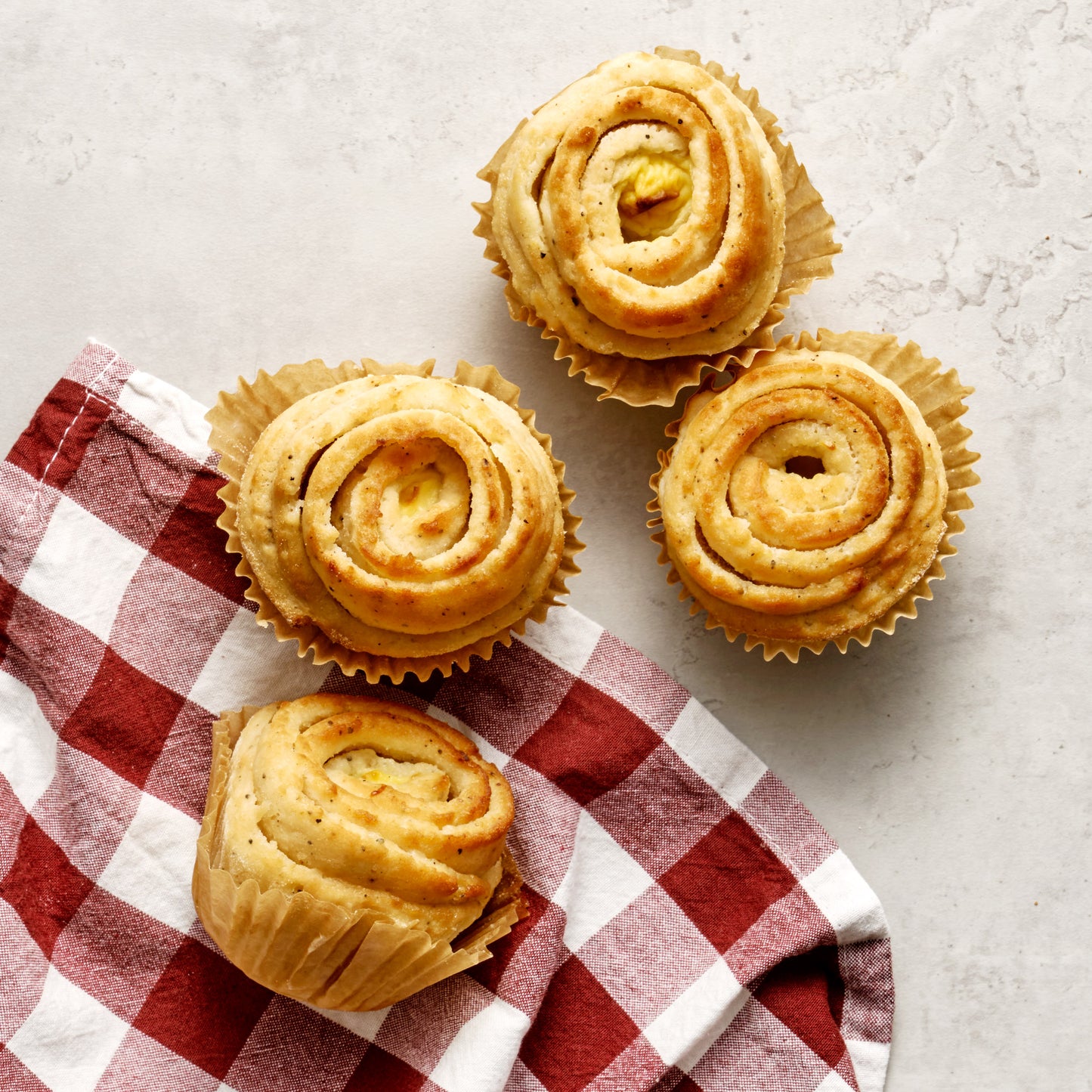 Glutenfria kardemummabullar med vaniljkräm